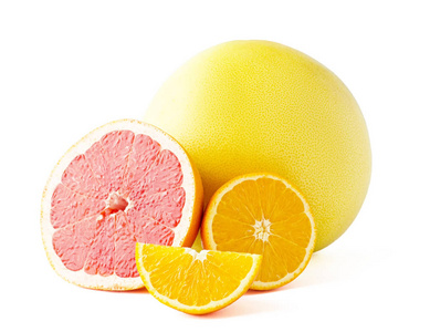 白色背景下成熟的半柚和橙色的全柚
