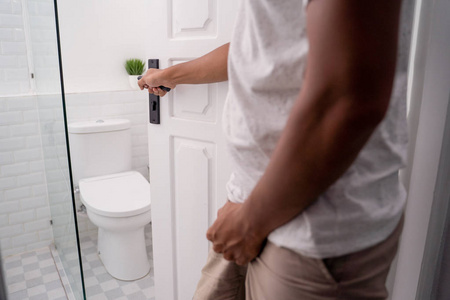 仅限男士的老建筑男士小便池或室罐套装系列男士健康概念男士用白色