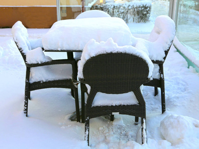 冬天里，满是雪的户外咖啡馆桌椅