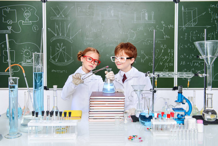科学家儿童图片-科学家儿童素材-科学家儿童插画-摄图新视界