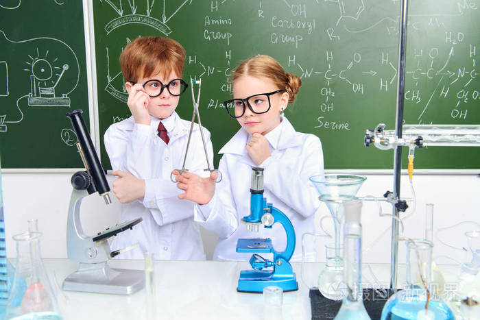 两名儿童科学家在实验室做实验. 教育观念. 儿童的早期发育.
