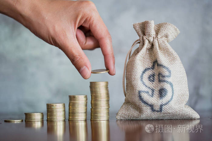 人手放硬币钱堆步增长储蓄存款人手堆金币概念金融业务投资.