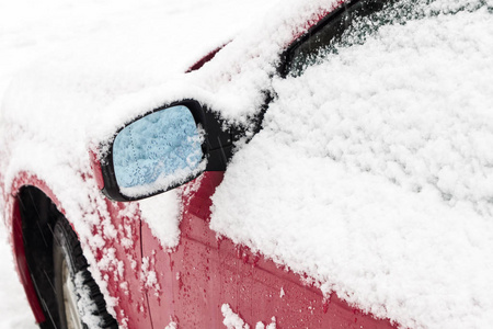 冬天的时候，满是雪的汽车镜子