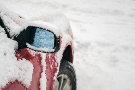 冬天的时候，满是雪的汽车镜子