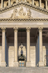 美国国会大厦在华盛顿特区的细节，国会的会议地点和联邦政府立法部门的席位。