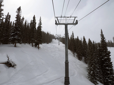 滑雪缆车和滑雪在冬天运行。