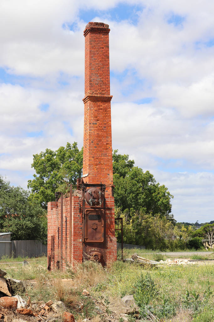 一座红砖窑的烟囱和残骸