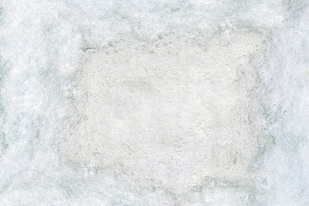 白色混凝土背景上的雪质地框架。 室外旧地板上覆盖着雪。