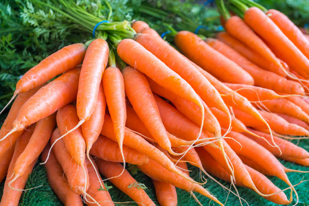 巴黎周末农贸市场的有机婴儿胡萝卜。