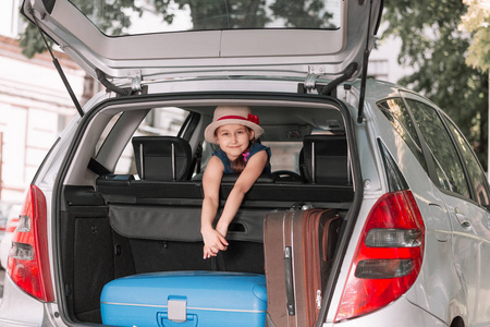 坐在汽车后座图片