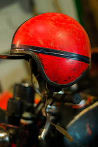 老式红色摩托车头盔在车库里