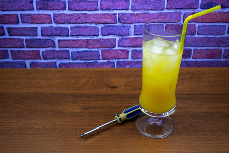 高球玻璃中的螺丝刀鸡尾酒伏特加和橙汁