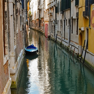 在街上停车威尼斯运河