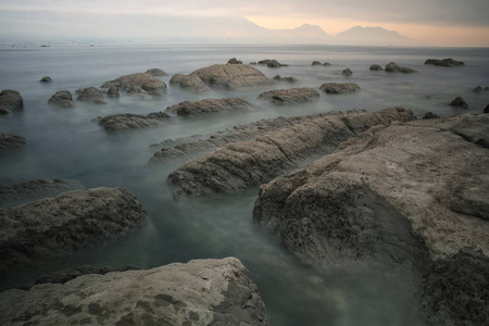 凯库拉半岛海岸线清晨南岛新西兰。 这个地区是一个受欢迎的生态旅游目的地