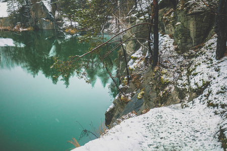 冬天寒冷的自然。 花岗岩岩石湖