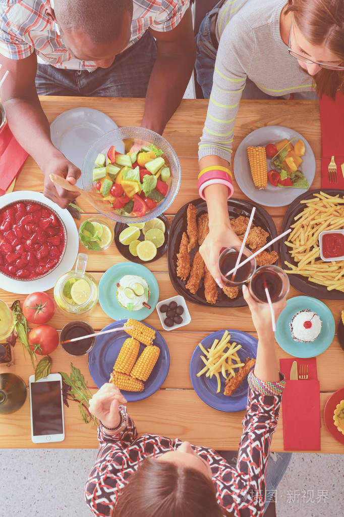 在桌子上的食物.人们吃快餐