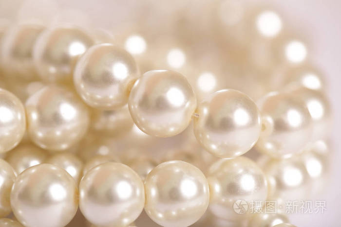白色背景上的一堆珍珠