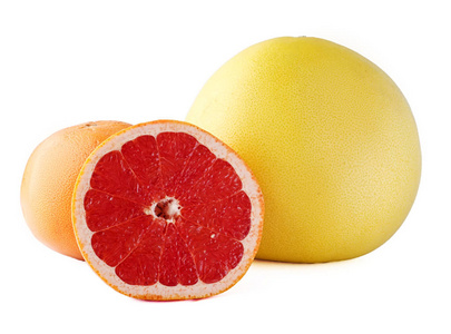 成熟的半柚和全柚在白色背景下