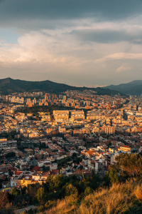 从西班牙巴塞罗那的德尔卡梅尔堡俯瞰城市和山脉