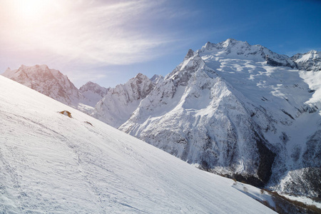 在阳光明媚的冬日，高加索山脉平坦的滑雪坡