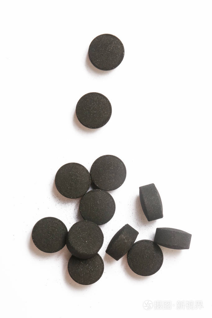活性炭丸在白色上