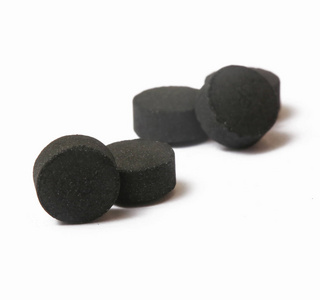 活性物质活性炭丸在白色上照片