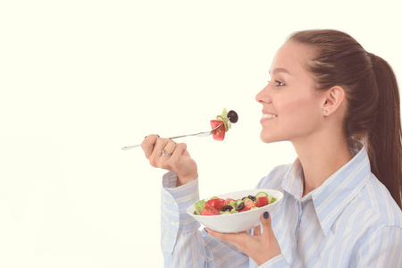 一个漂亮的女孩吃健康的食物。漂亮女孩