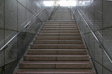 通往外部区域的地铁地下楼梯