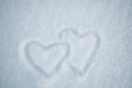 在雪上画两颗心