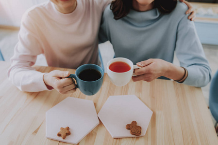 令人愉悦的咖啡厅游客在咖啡厅享用茶