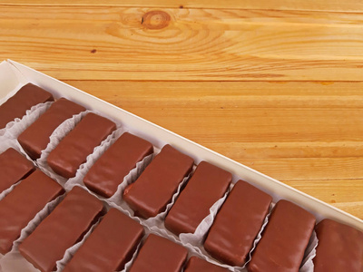 在木制背景的盒子里的各种甜巧克力