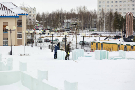 工人们在圣诞节期间用冰块建造一个冰城