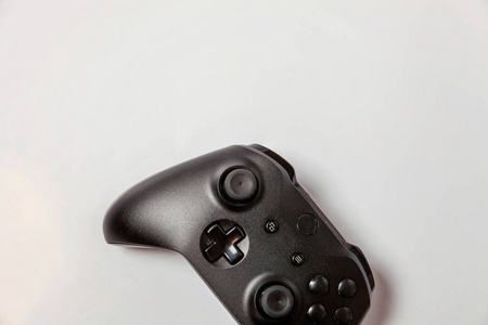 黑色操纵杆gamepad，游戏机隔离在白色背景上..计算机游戏技术游戏竞争视频游戏控制对抗的概念。网络空间符号
