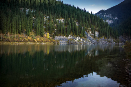 秋天山中带林的山湖景观..