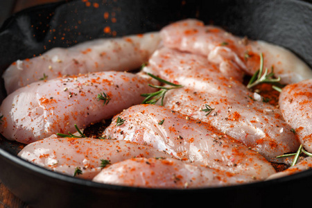 生鸡胸肉迷你鱼片, 在铁锅, 煎锅与草药和海盐