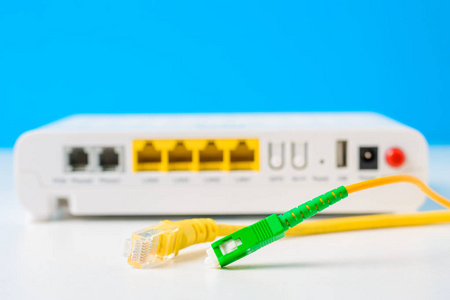 光纤和网络电缆与互联网无线路由器在蓝色背景