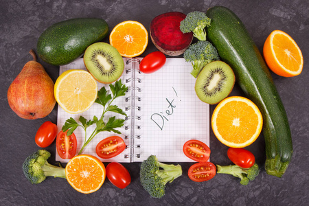 记事本和新鲜的成熟水果，蔬菜含有天然维生素和矿物质，减肥和饮食概念