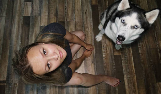 美丽的女孩与狗养殖哈士奇。从顶部的视图