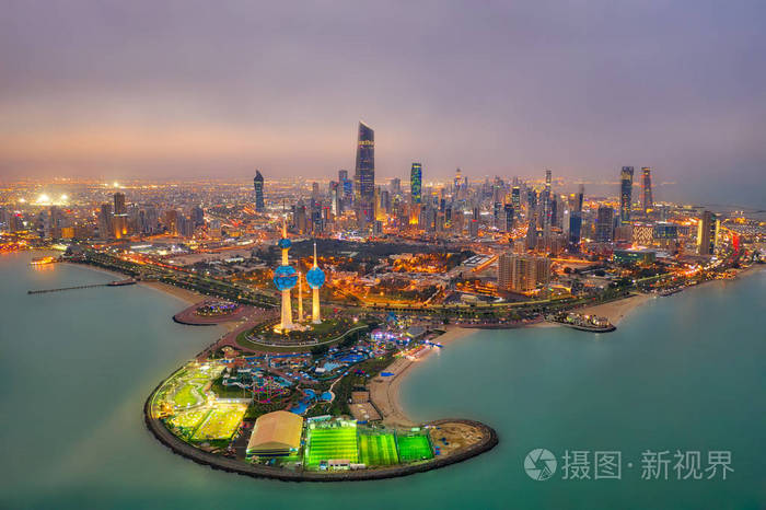 科威特年12月在科威特拍摄的科威特塔城市天际线在夜间发光