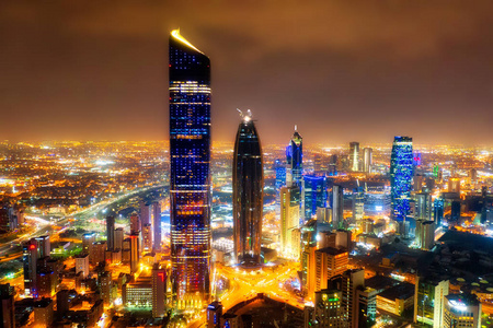 科威特年12月在科威特拍摄的科威特塔城市天际线在夜间发光