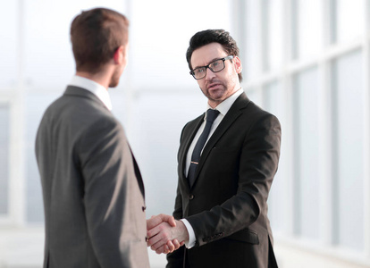 商务合作伙伴的友好握手照片