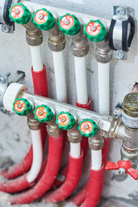 供暖和供水系统中的冷热水管道和阀门