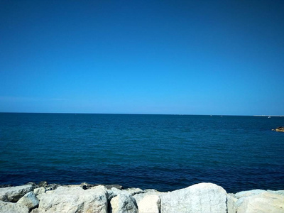 蓝天的亚得里亚海景色