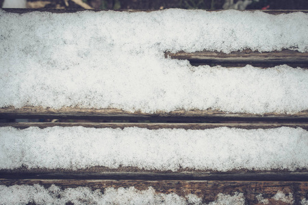 木质地面略带积雪