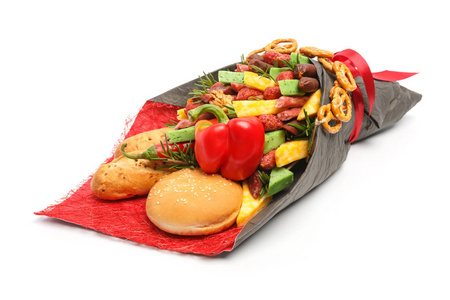 不同品种的小麦面包芝麻面包奶酪香肠和辣椒，用灰色和红色的纸包裹，作为白色背景上的礼品花束。 左侧视图