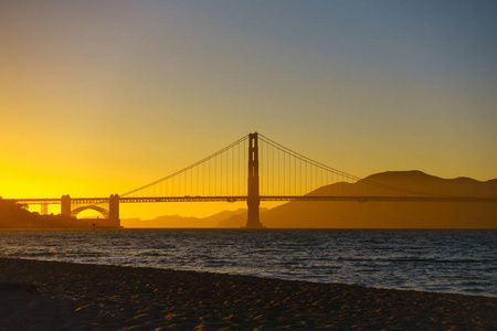 旧金山日落时的桥梁金门