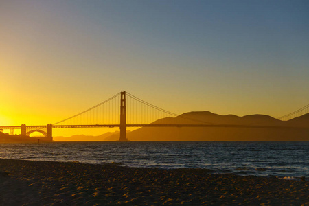 旧金山日落时的桥梁金门