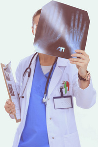 年轻的女医生看着白色的背景上孤立的张 x 光片。女医生