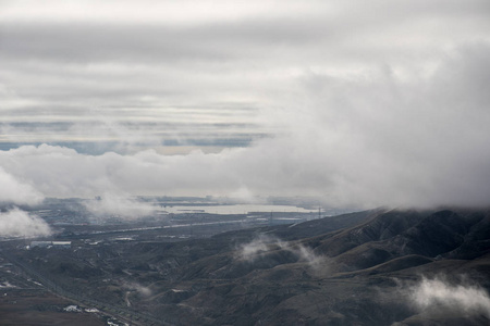 美丽的云彩覆盖着群山。 巴库山上的晨雾。 阿塞拜疆。 在xojasan湖附近。