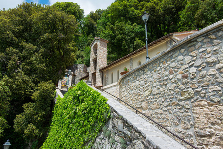 意大利格雷西奥。 由阿西西圣弗朗西斯在神圣山谷中建立的隐士神殿。 在这座修道院里，神圣诞生了第一个活生生的耶稣诞生场景